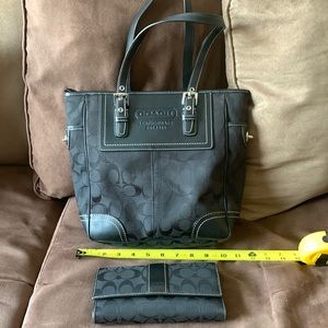 Amazingly Beautiful Coach Signature Lunch Tote and Wallet! Black!